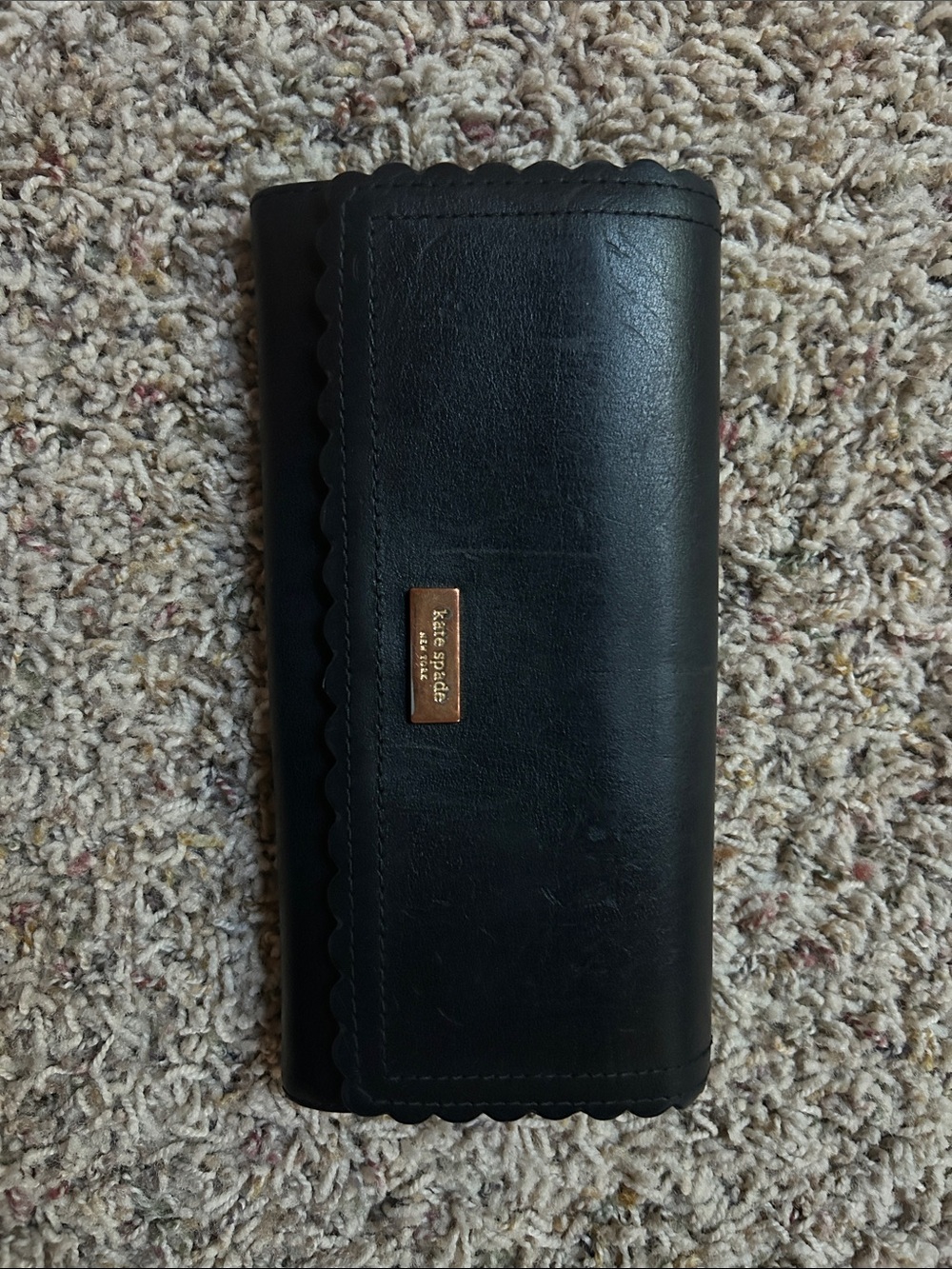 kate spade black scallop-trim leather continental wallet with gold plaque